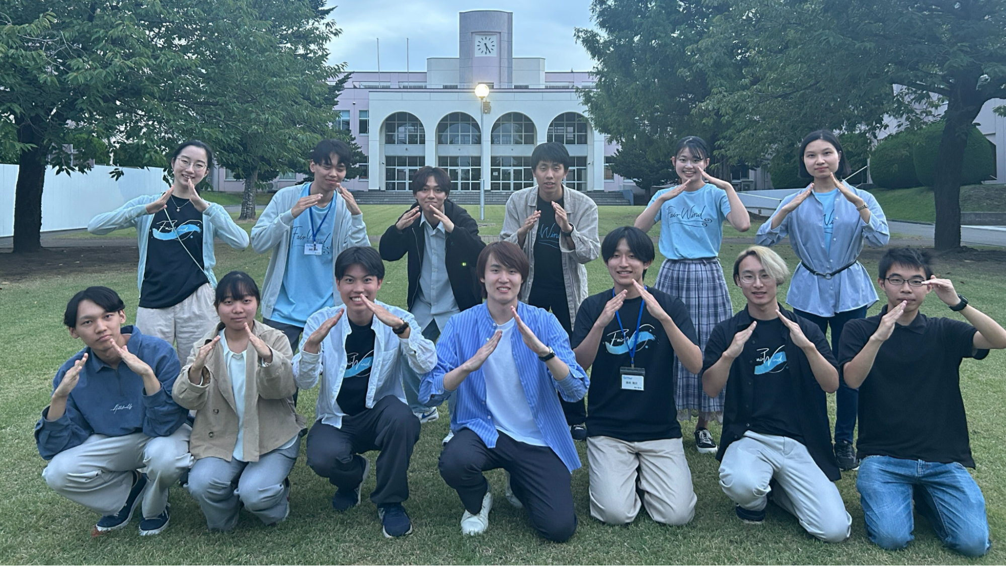 企画後に「八」戸ポーズで集合写真